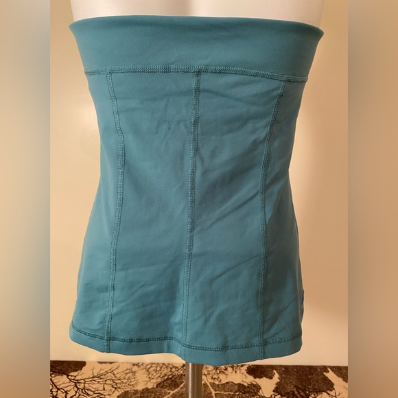 Tonic Active Yoga Top with Built in Shelf Bra Size Medium in EUC - Picture 5 of 8